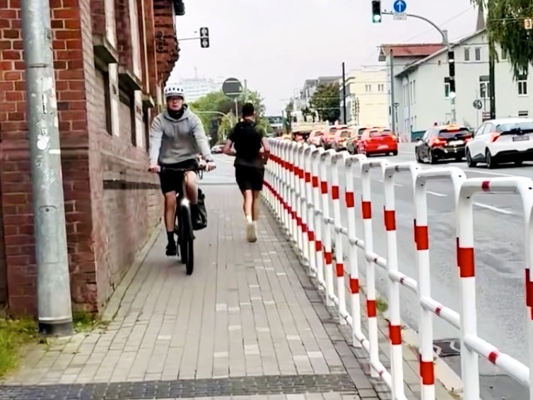 Antrag für temporären Radweg und durchgehend Tempo 30 am Mühlendamm