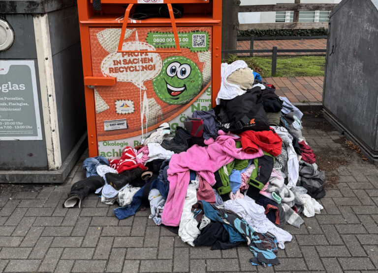 GRÜNE.Volt wollen Maßnahmen gegen Altkleider-Berge